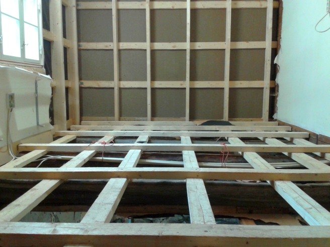 Uutta lattiakoolausta ja seinää